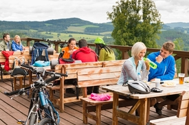 Tuzemskou dovolenou plánuje 43 procent lidí strávit na chatách a chalupách, téměř polovina Čechů vyrazí za turistikou (ilustrační foto).