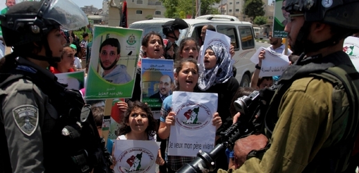 Lide přišli vyjádřit solidaritu se 300 palestinskými vězni, kteří drží hladovku.
