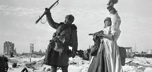 Radost ruských vojáků u Stalingradu, poslední německá jednotka se vzdala 