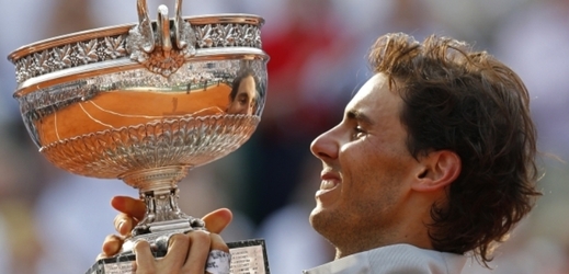 Španělský tenista Rafael Nadal s trofejí pro vítěze Roland Garros.