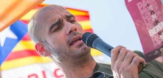Pep Guerdiola během demonstrace na podporu Katalánska.