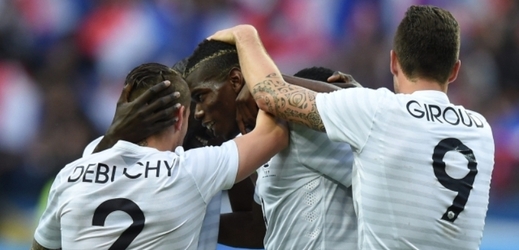 Fotbalisté Francie se radují z gólu.