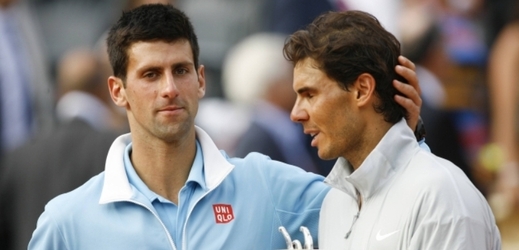 Poražený Novak Djokovič (vlevo) gratuluje po finále Roland Garros Rafaelu Nadalovi.