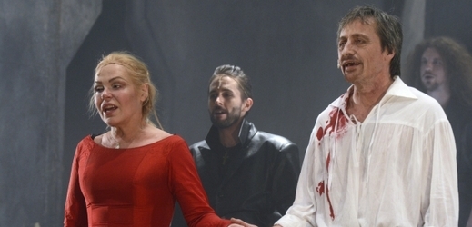 Dagmar Havlová se objeví v dramatu Rod Glembayů. Na snímku coby Roxana ve hře Cyrano z Bergeracu.