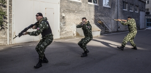 Výcvik rebelů z Ruské ortodoxní armády.
