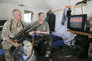 Ukrajinští vojáci sledují inauguraci oligarchy Porošenka.