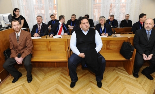 Na konci února odešli se zprošťujícím verdiktem Eduard Polák (uprostřed) a Rudolf Setvák (vpravo).