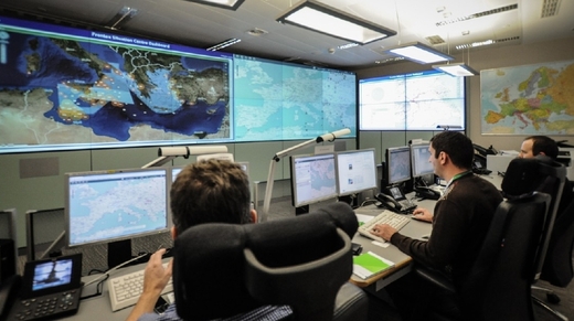 Operační středisku Frontexu - sledování hranice ve Středozemním moři.