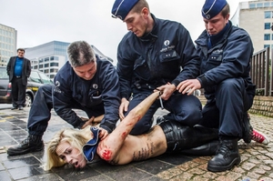 Aktivistky Femen protestovaly proti prezidentu Putinovi v Bruselu v dubnu 2012.