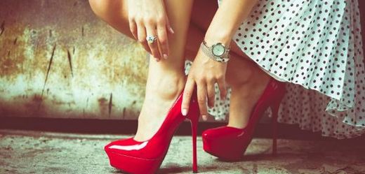 Pro krásu se musí trpět, vyznávají některé ženy a nechávají si "ořezávat" nohy kvůli podpatkům (ilustrační foto).