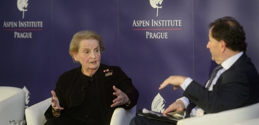 Bývalá americká ministryně zahraničí Madeleine Albrightová a prezident Aspen Institute Prague Michael Žantovský.