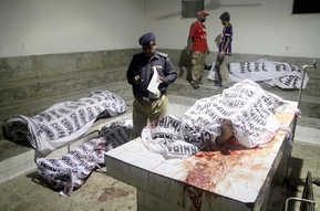 Márnice s obětmi útoku na letiště v Karáčí.