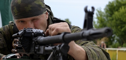 Proruský ozbrojenec si připravuje zbraň ve Slavjansku.