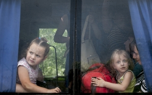 Skupina matek s dětmi opouští bombardovaný Slavjansk.