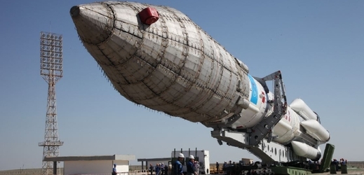 Nosnou raketu Proton přepravují na místo startu.