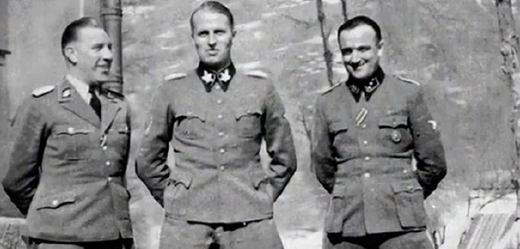 Záhadný Hans Kammler (uprostřed).