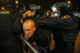 Policie zasahuje v Moskvě proti radikální pravici, která demonstrovala proti "Kavkazanům" v hlavním městě.