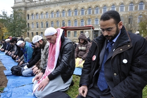 Jsme ještě v Evropě? Muslimové se modlí před soudem v Drážďanech.