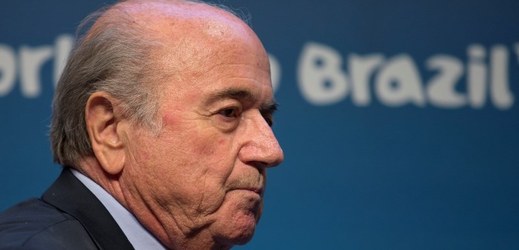 Prezident FIFA Blatter by už podle šéfa Nizozemské fotbalové asociace Van Praaga neměl kandidovat na další funkční období.