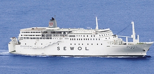 Trajekt Sewol, na jehož palubě zemřelo přes 300 lidí. Snímek z 16.dubna 2014.