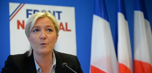 Mezi Le Penovou a jejím otcem to jiskří.