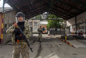 Ozbrojení proruští separatisté na zadržené základně na okraji Luhansku.