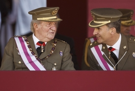Juan Carlos a jeho syn a následník Felipe.