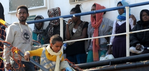 Uprchlíci vstupující na evropskou pevninu v Palermu.
