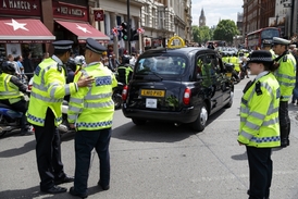 Dvanáct tisíc taxikářů dnes protestovalo v Londýně proti aplikaci Uber.