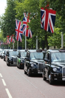 Taxikáři blokují dopravu v Londýně v rámci demonstrace proti aplikaci Uber.