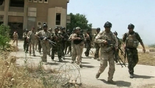 Iráčtí vojáci berou před islamisty do zaječích.
