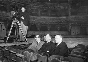 Režisér Julius Gellner, Karel Čapek a Otto Pick při natáčení Čapkovy hry RUR v Praze v roce 1935.