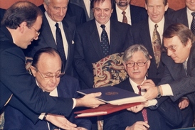 Ministr Hans-Dietrich Genscher při pozdějším podpisu česko-německé smlouvy (spolu s Jiřím Dienstbierem, Václvem Havlem...).
