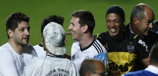 Lionel Messi v obležení fanoušků v čele s dvojníkem Ronaldinha.