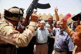Irácká armáda na současnou situaci nestačí. Civilisté se zapisují, aby mohli islamistům čelit sami.