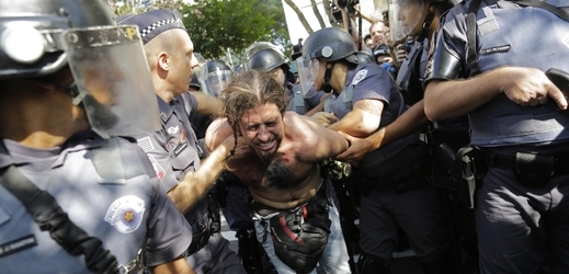 V Sao Paulu došlo ke střetům mezi demonstranty a policií.