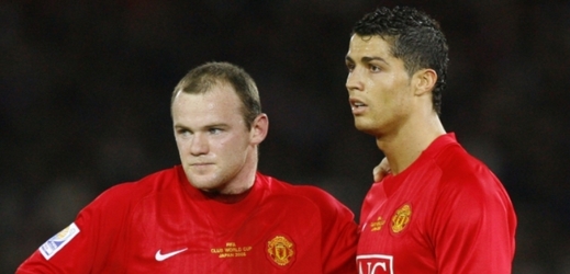 Anglický reprezentant Wayne Rooney (vlevo) si rýpnul do svého bývalého spoluhráče z Manchesteru Cristiana Ronalda (vpravo).