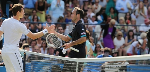 Radek Štěpánek vyřadil obhájce titulu a nasazenou trojku turnaje Andyho Murrayho.