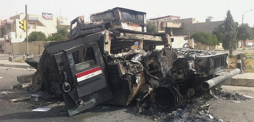 Islamisty zničený irácký obrněnec v Mosulu.