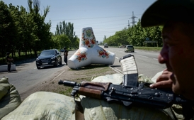 Ukrajinský voják střežící v Mariupolu kontrolní bod.