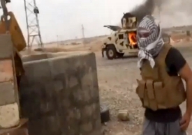 Ozbrojenec ze skupiny islámských radikálů podporujících al-Kajdu. Levant, Irák.