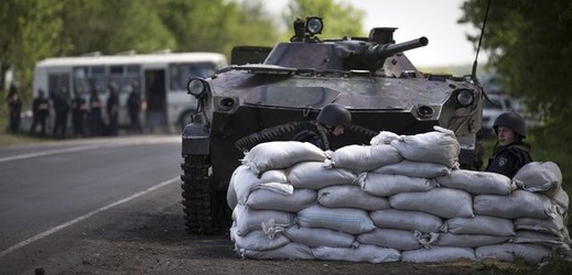 Rusko podle USA poslalo povstalcům na Ukrajině tanky a raketomety.