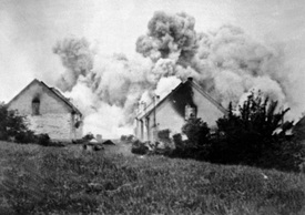 Lidice, 10.června 1942. Po vypálení byla obec ničena třaskavinami.