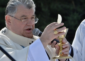 Vzpomínkovou bohoslužbu v Lidicích celebroval kardinál Dominik Duka.