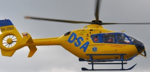 Ženu do nemocnice transportoval vrtulník záchranné služby (ilustrační foto).