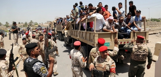 Iráčtí muži se připojují k armádě v centru Bagdádu, poté, co je úřady vyzvaly, aby pomohli v boji s radikály. 