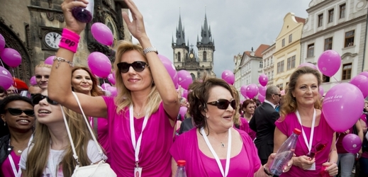 Pochod odstartovaly známé tváře. Vpředu herečky Kateřina Brožová, Jiřina Bohdalová a Simona Stašová.
