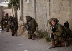 Skupina izraelských vojáků, která má za úkol hledat unesené chlapce.