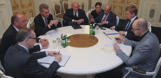 Jednání s ukrajinskými ministry, premiér Arsenij Jaceňuk vpravo.