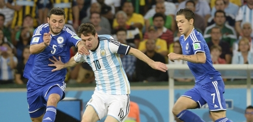 Lionel Messi se probírá bosenskou obranou.